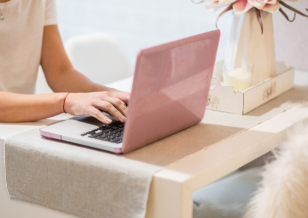 woman typing on a laptop image used as a featured image for Inboz Zero blog post